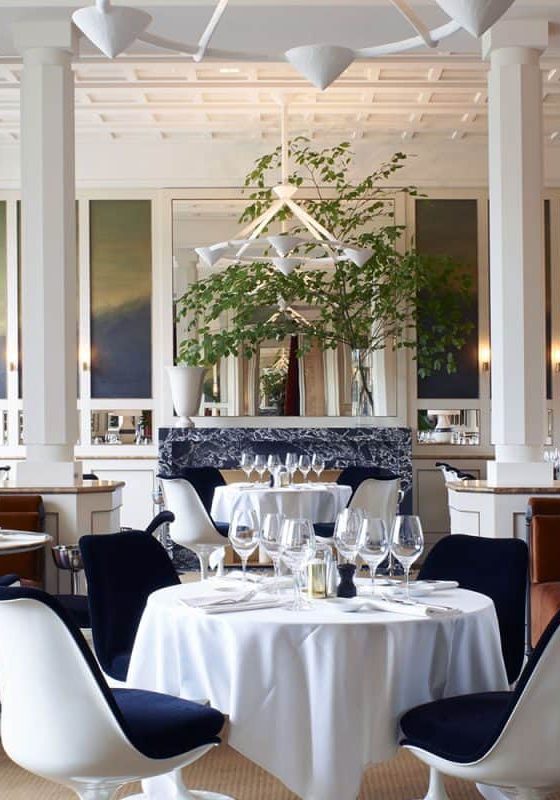 A picture showing a beautiful restaurant complete wit 5 star linen